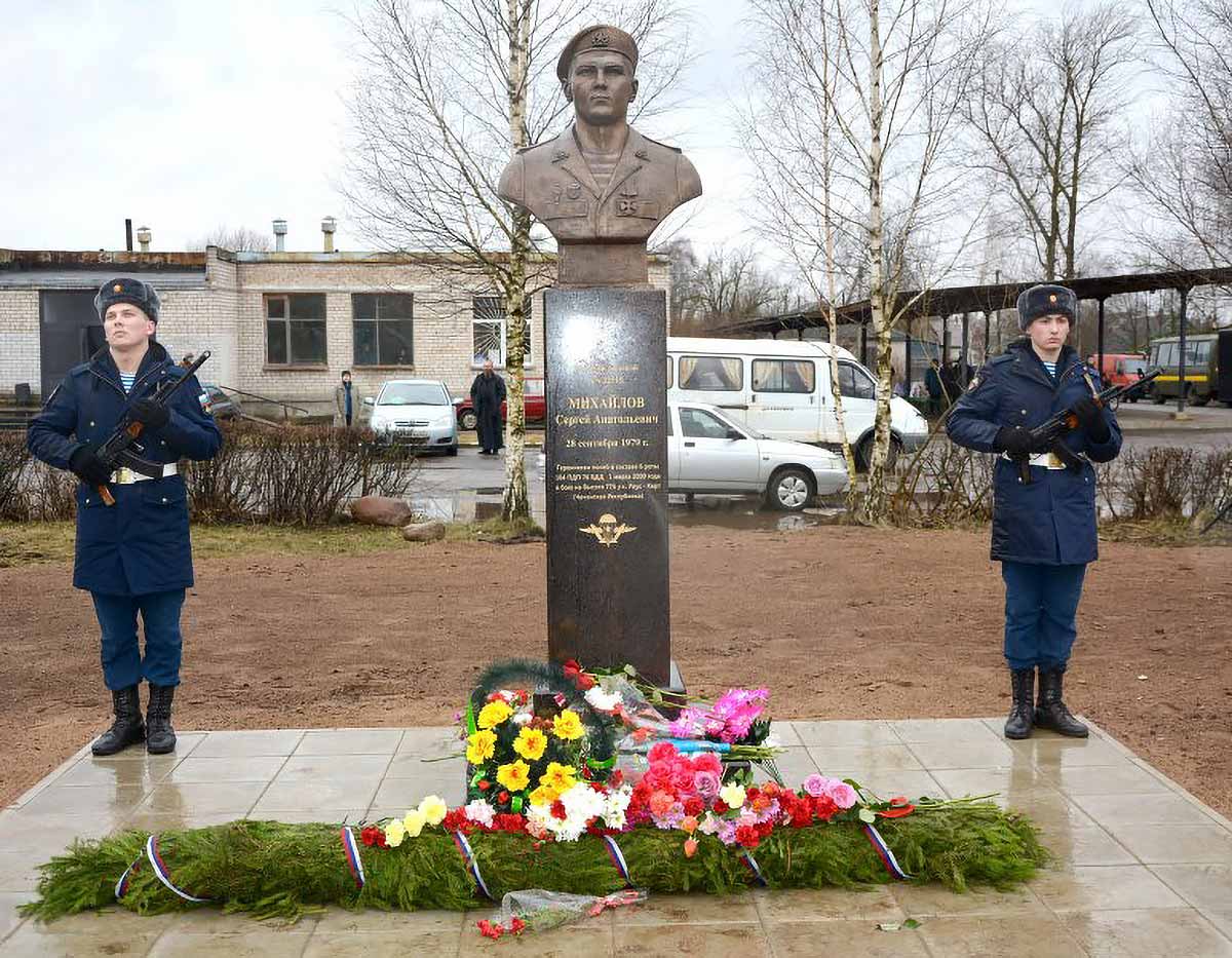 Бюсты героев-десантников 6-й роты 104 полка